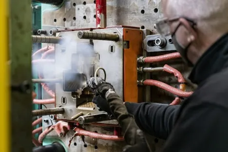 droogijsstralen van een matrijs